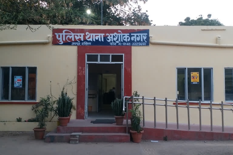 पुलिस कस्टडी से चेन स्नैचर ने की भागने की कोशिश पुलिस कस्टडी से चेन स्नैचर ने की भागने की कोशिश