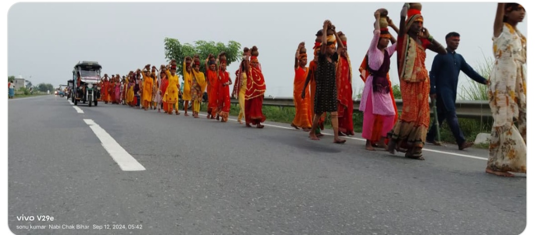 कलश यात्रा में शामिल श्रद्धालु