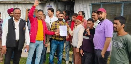 पोखरी में पोखरी-कर्णप्रयाग मोटर मार्ग के सुधारीकरण की मांग को लेकर ज्ञापन सौंपते हुए। पोखरी में पोखरी-कर्णप्रयाग मोटर मार्ग के सुधारीकरण की मांग को लेकर ज्ञापन सौंपते हुए।
