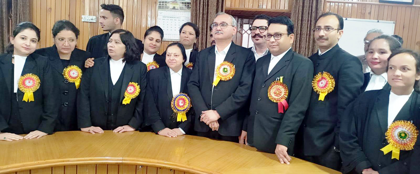 हाईकोर्ट बार एसोसिएशन के चुनाव की प्रक्रिया में शामिल अधिवक्ता। हाईकोर्ट बार एसोसिएशन के चुनाव की प्रक्रिया में शामिल अधिवक्ता।