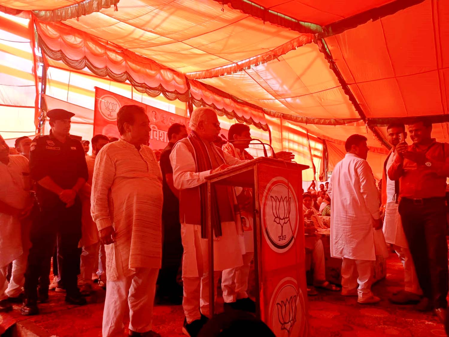 जनसभा को संबोधित करते हुए पूर्व मुख्यमंत्री मनोहर लाल। जनसभा को संबोधित करते हुए पूर्व मुख्यमंत्री मनोहर लाल।