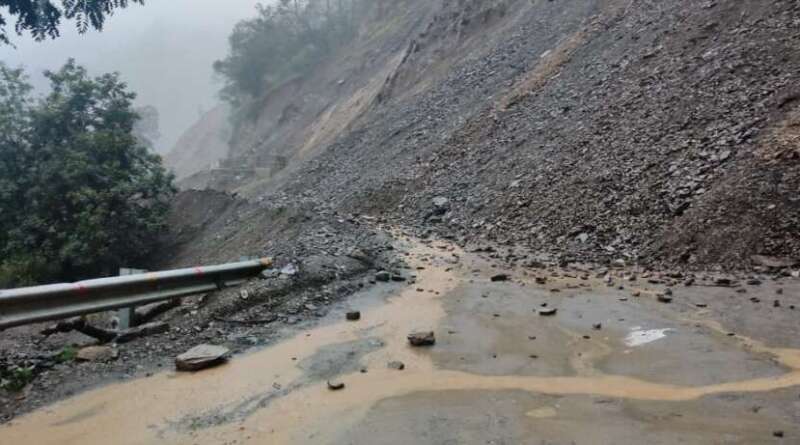 भारी बरसात के चलते बंद राष्ट्रीय राजमार्ग भारी बरसात के चलते बंद राष्ट्रीय राजमार्ग