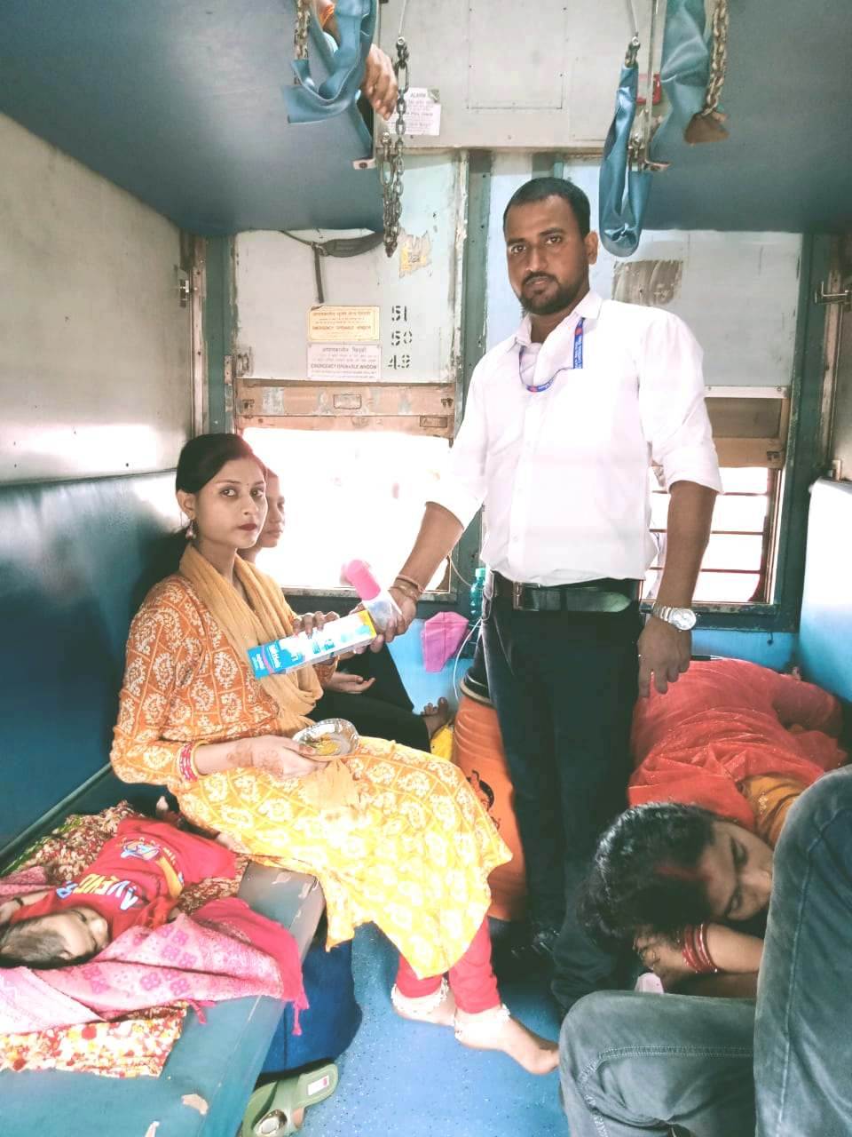 ट्रेन में महिला को दूध देते टीसी ट्रेन में महिला को दूध देते टीसी