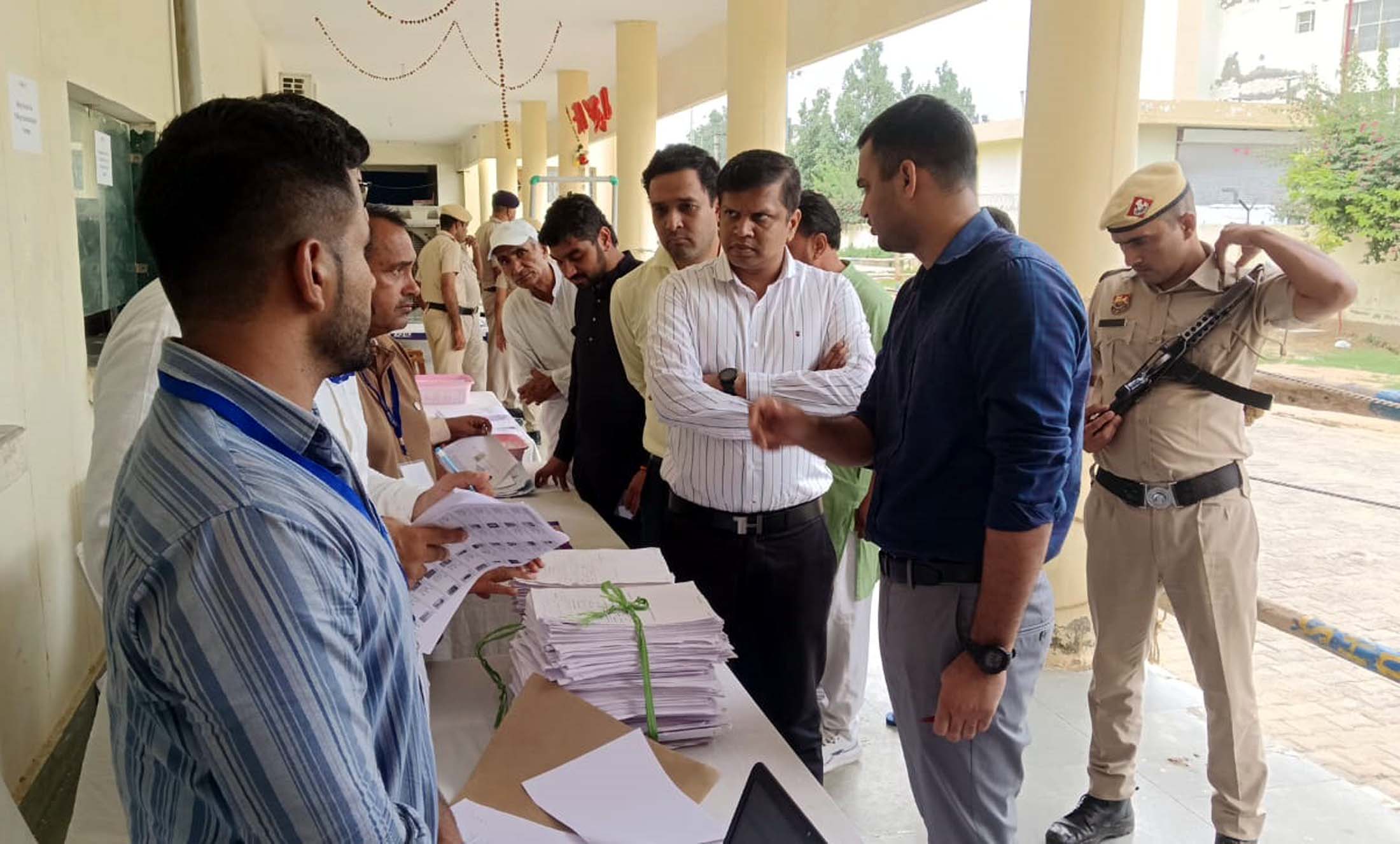 उपमंडल कार्यालय में नामांकन प्रक्रिया का निरीक्षण करने पहुंचे सामान्य पर्यवेक्षक कृष्णा आदित्य। उपमंडल कार्यालय में नामांकन प्रक्रिया का निरीक्षण करने पहुंचे सामान्य पर्यवेक्षक कृष्णा आदित्य।