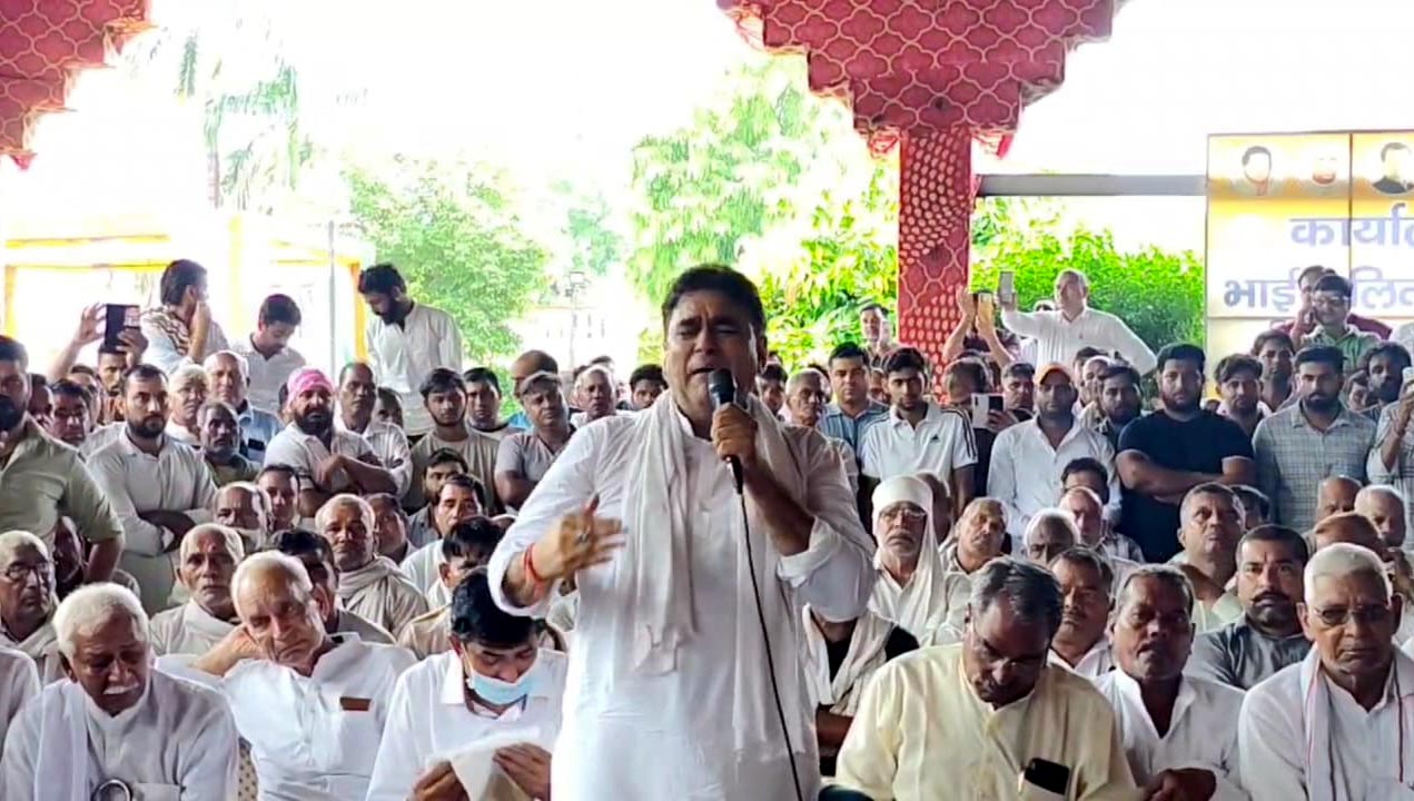 पंचायत में रोते पूर्व विधायक ललित नागर पंचायत में रोते पूर्व विधायक ललित नागर