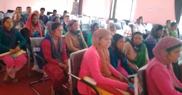 पोखरी में कृषि विभाग की गोष्ठी में मौजूद काश्तकार। पोखरी में कृषि विभाग की गोष्ठी में मौजूद काश्तकार।