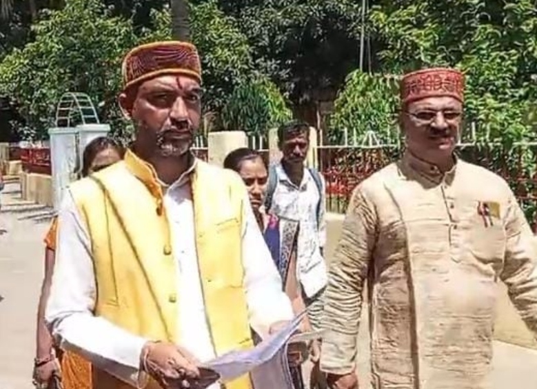 एसएसपी से मिलने जाते अर्जित चौबे एसएसपी से मिलने जाते अर्जित चौबे