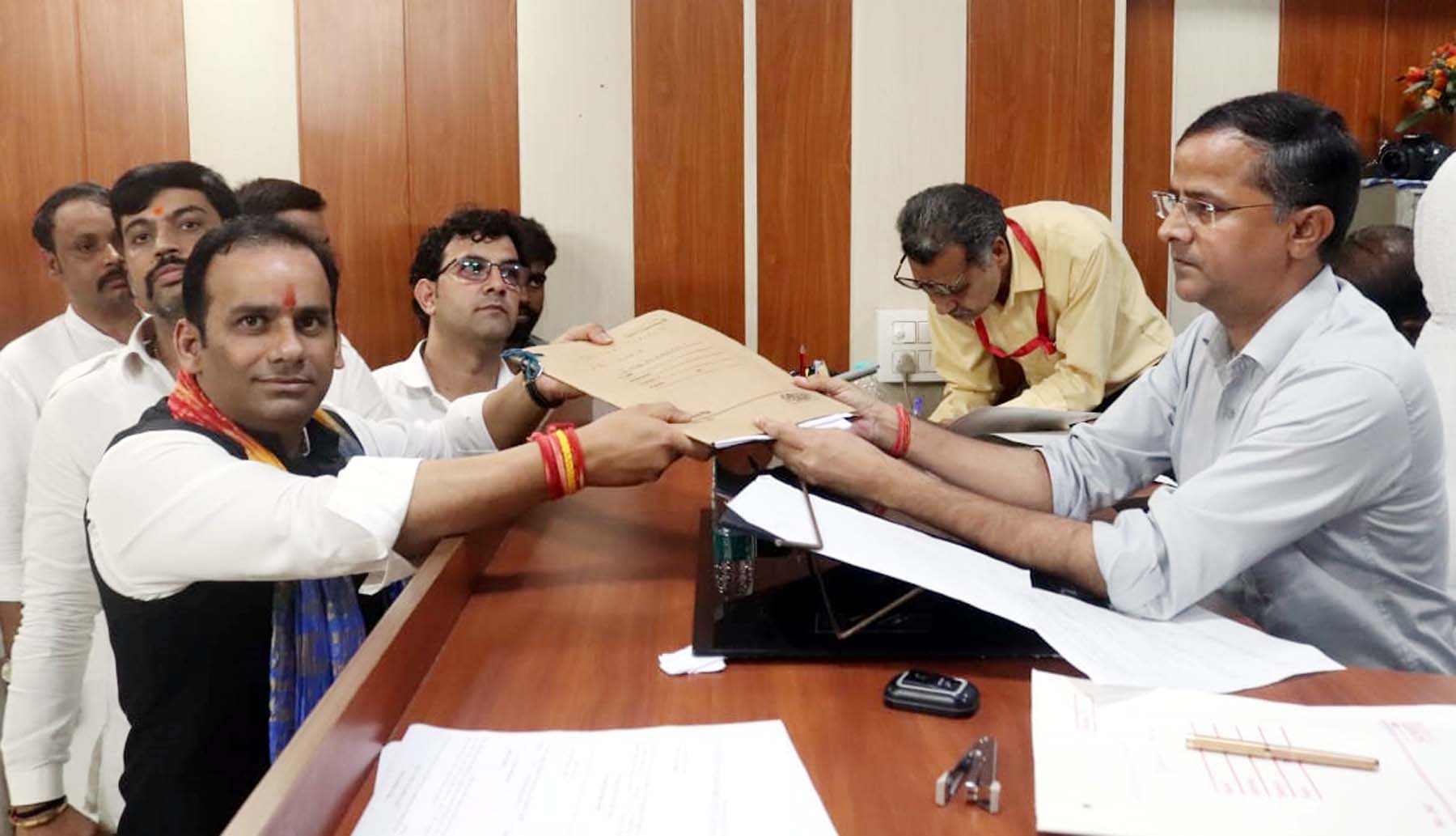 फोटो नंबर-02: सोहना में निर्दलीय प्रत्याशी के रूप में नामांकन दर्ज करते कल्याण सिंह चौहान।