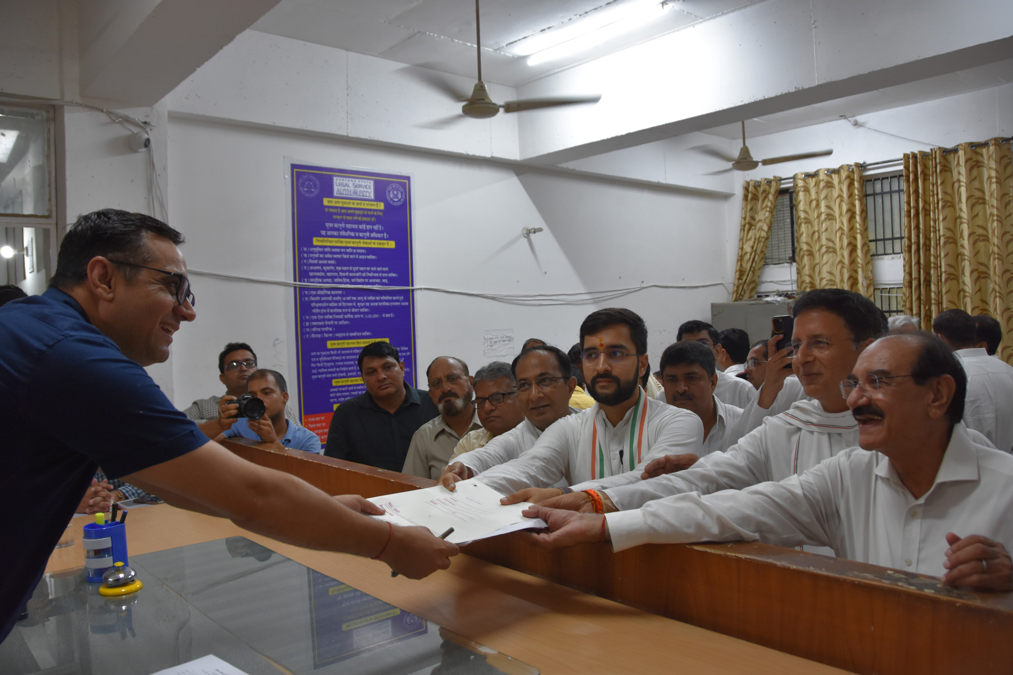 कैथल से कांग्रेस उम्मीदवार आदित्य सुरजेवाला अपने पिता रणदीप सुरजेवाला के साथ नामांकन पत्र दाखिल करते हुए कैथल से कांग्रेस उम्मीदवार आदित्य सुरजेवाला अपने पिता रणदीप सुरजेवाला के साथ नामांकन पत्र दाखिल करते हुए
