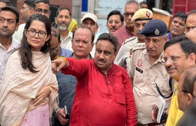 चांदनी चौक का निरिक्षण करते भाजपा सांसद प्रवीण खंडेलवाल चांदनी चौक का निरिक्षण करते भाजपा सांसद प्रवीण खंडेलवाल