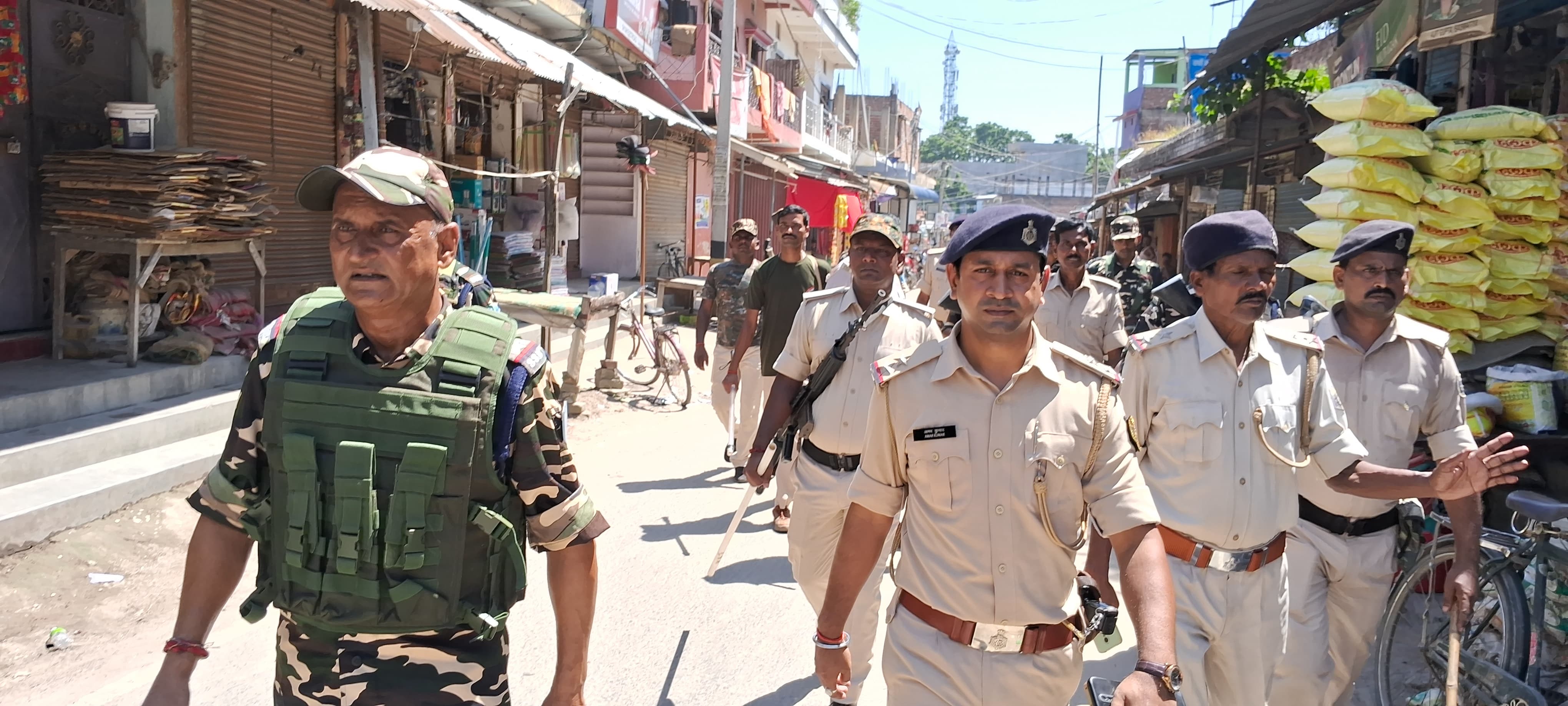 अररिया फोटो:पुलिस और एसएसबी का संयुक्त फ्लैग मार्च अररिया फोटो:पुलिस और एसएसबी का संयुक्त फ्लैग मार्च