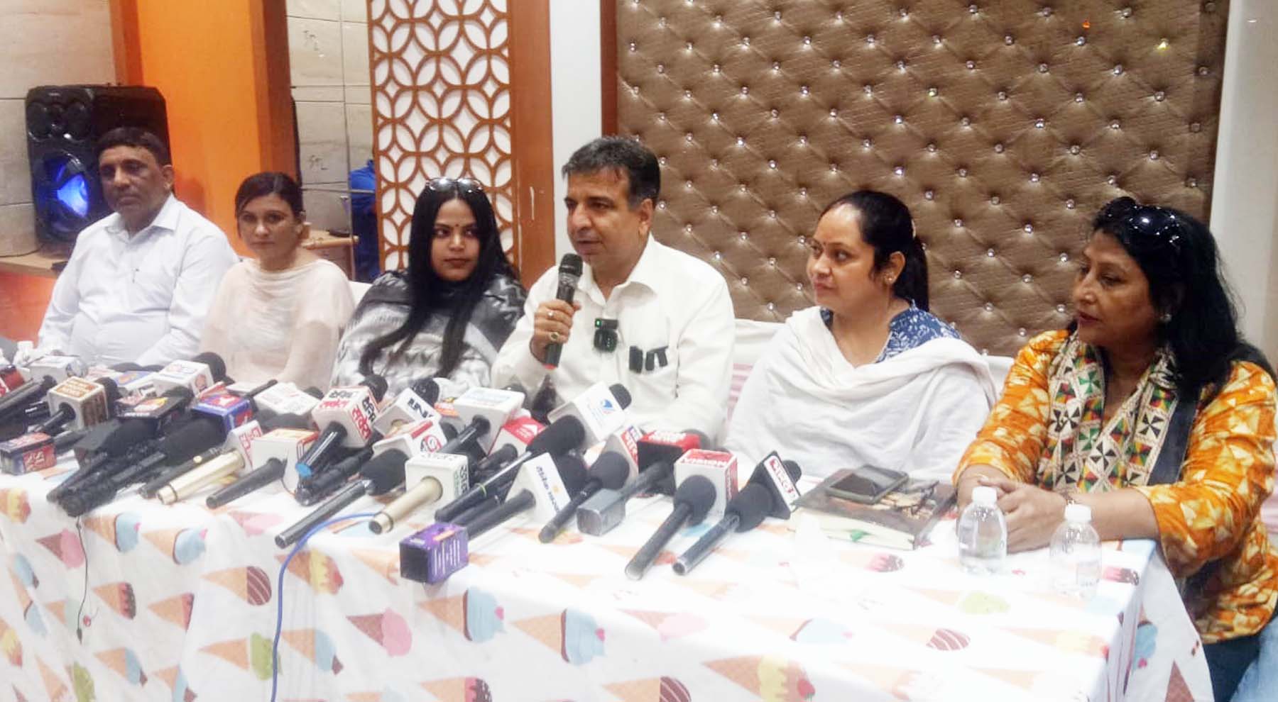 फोटो नंबर-7: गुरुग्राम में पत्रकारों से बात करते कांंग्रेस के मीडिया कॉर्डिनेटर पंकज डावर। फोटो नंबर-7: गुरुग्राम में पत्रकारों से बात करते कांंग्रेस के मीडिया कॉर्डिनेटर पंकज डावर।