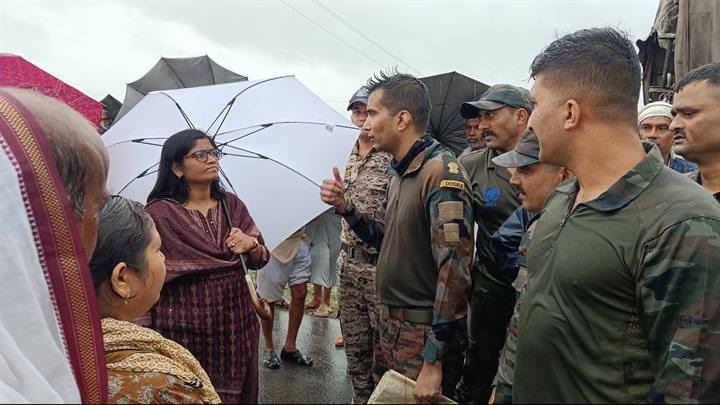 बाढ़ में फंसे लगभग 125 लोगों बाढ़ में फंसे लगभग 125 लोगों