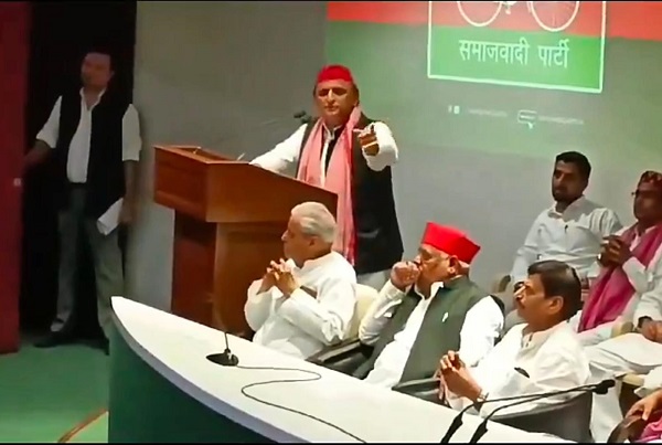 पत्रकारों को सम्बोधित करते सपा अध्यक्ष अखिलेश यादव व अन्य नेता पत्रकारों को सम्बोधित करते सपा अध्यक्ष अखिलेश यादव व अन्य नेता