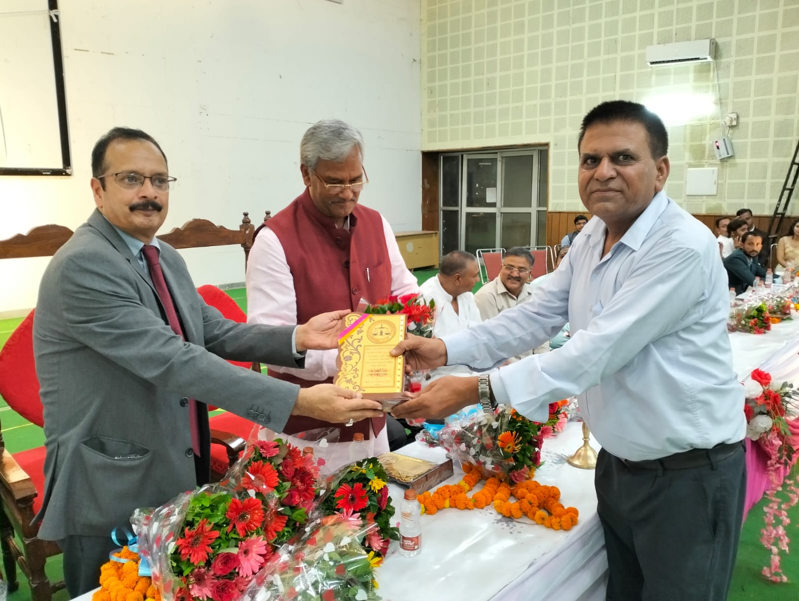 डॉक्टर नरेश चौधरी सम्मान प्राप्त करते हुए डॉक्टर नरेश चौधरी सम्मान प्राप्त करते हुए