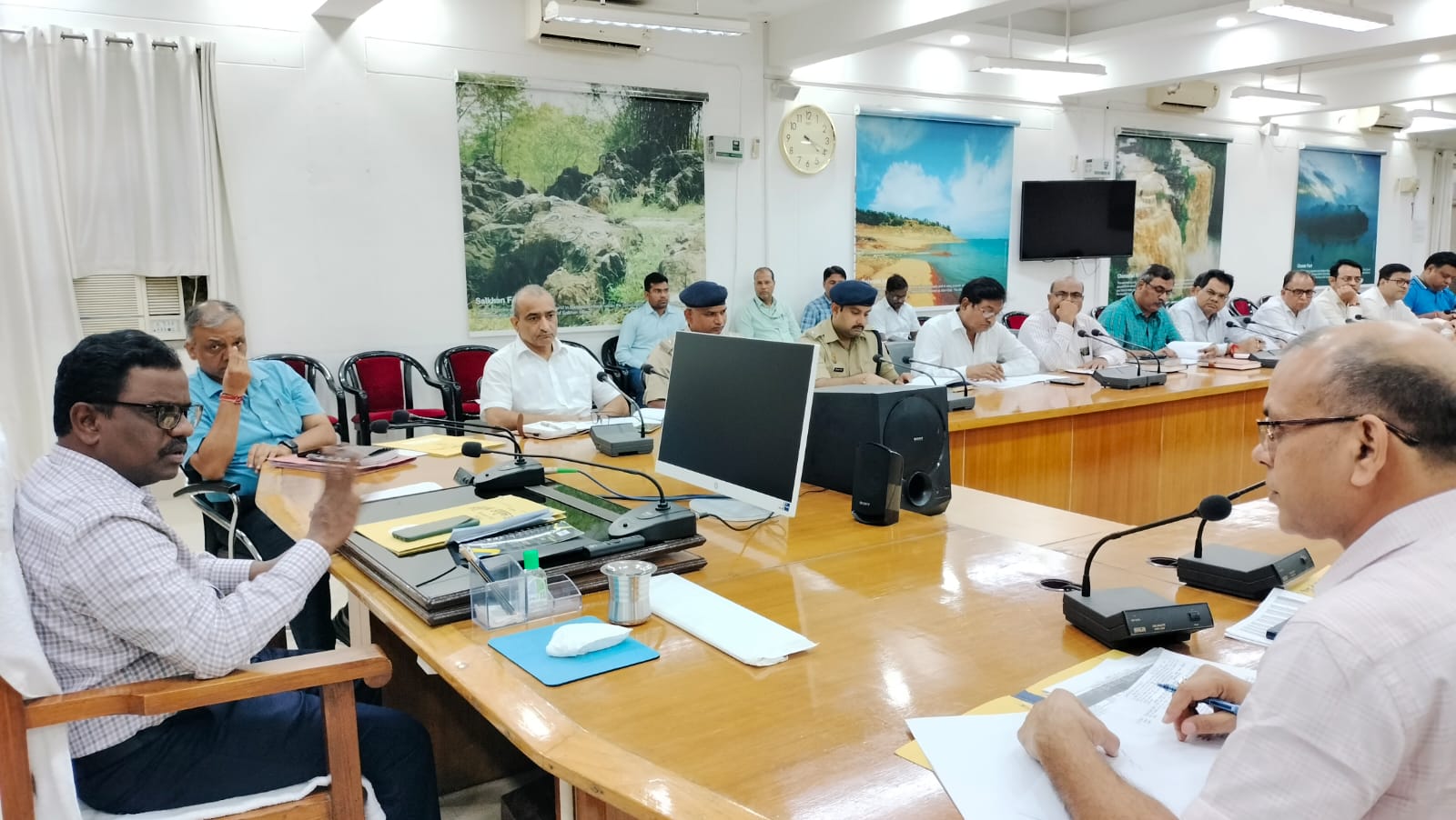 मंडलीय उद्योग बंधु की समीक्षा बैठक में मंडलायुक्त व अधिकारी मंडलीय उद्योग बंधु की समीक्षा बैठक में मंडलायुक्त व अधिकारी