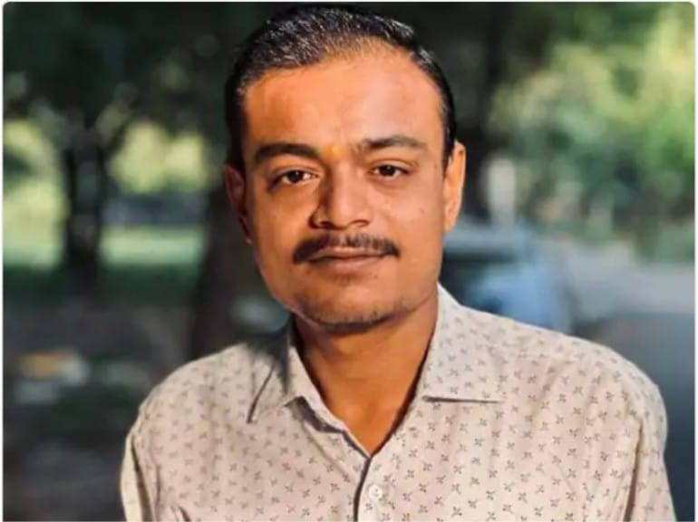 रंगदारी के मामले में फरार चल रहे अभिषेक शर्मा ने कोर्ट में किया सरेंडर रंगदारी के मामले में फरार चल रहे अभिषेक शर्मा ने कोर्ट में किया सरेंडर