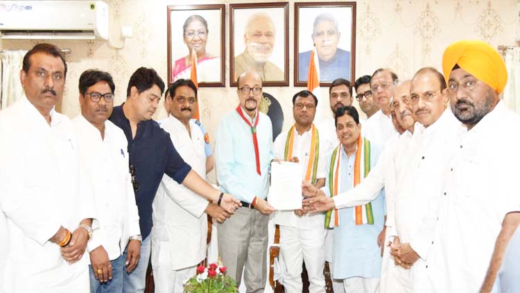 राज्यपाल काे ज्ञापन साैपते कांग्रेस प्रतिनिधिमंडल। राज्यपाल काे ज्ञापन साैपते कांग्रेस प्रतिनिधिमंडल।