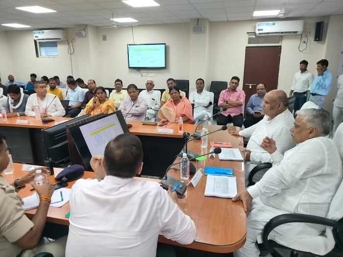 राजस्व एवं मुरैना जिले के प्रभारी मंत्री करण सिंह वर्मा ने मुरैना जिले की समीक्षा बैठक ली। राजस्व एवं मुरैना जिले के प्रभारी मंत्री करण सिंह वर्मा ने मुरैना जिले की समीक्षा बैठक ली।