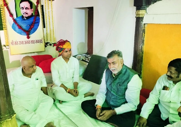 मंत्री प्रहलाद पटेल ने खुदिया पहुंचकर स्व. अजय शाह के परिजन को शोक संवेदना व्यक्त कीं मंत्री प्रहलाद पटेल ने खुदिया पहुंचकर स्व. अजय शाह के परिजन को शोक संवेदना व्यक्त कीं