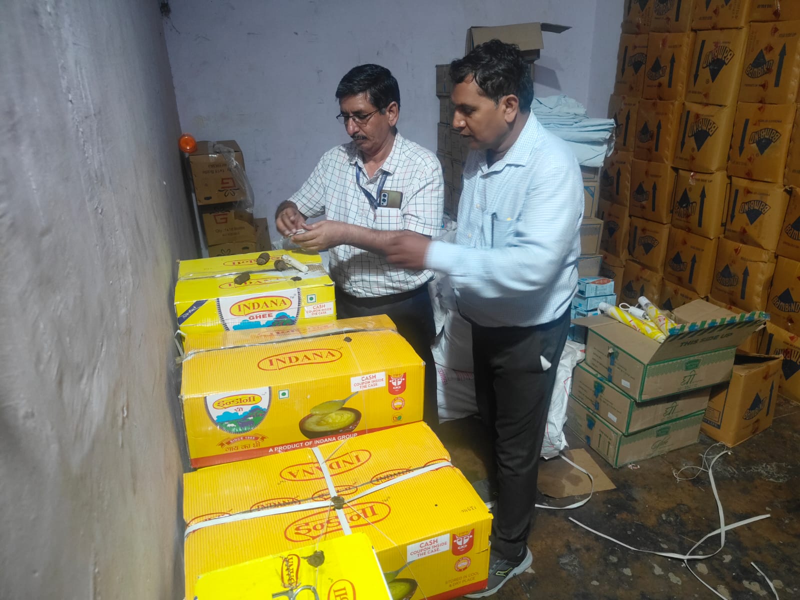 खाद्य सुरक्षा और स्वास्थ्य विभाग की टीम ने किया सूरजपोल मंडी में 265 लीटर देसी घी सीज खाद्य सुरक्षा और स्वास्थ्य विभाग की टीम ने किया सूरजपोल मंडी में 265 लीटर देसी घी सीज