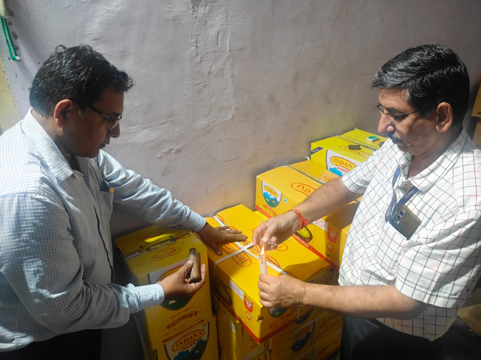 खाद्य सुरक्षा और स्वास्थ्य विभाग की टीम ने किया सूरजपोल मंडी में 265 लीटर देसी घी सीज खाद्य सुरक्षा और स्वास्थ्य विभाग की टीम ने किया सूरजपोल मंडी में 265 लीटर देसी घी सीज