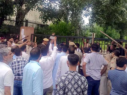 समर्थकों को शांत करवाती पुलिस समर्थकों को शांत करवाती पुलिस
