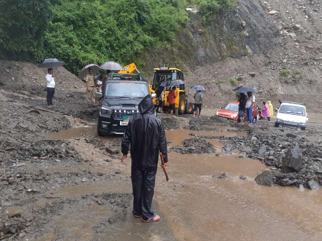 बरसात के चलते बंद मार्ग बरसात के चलते बंद मार्ग