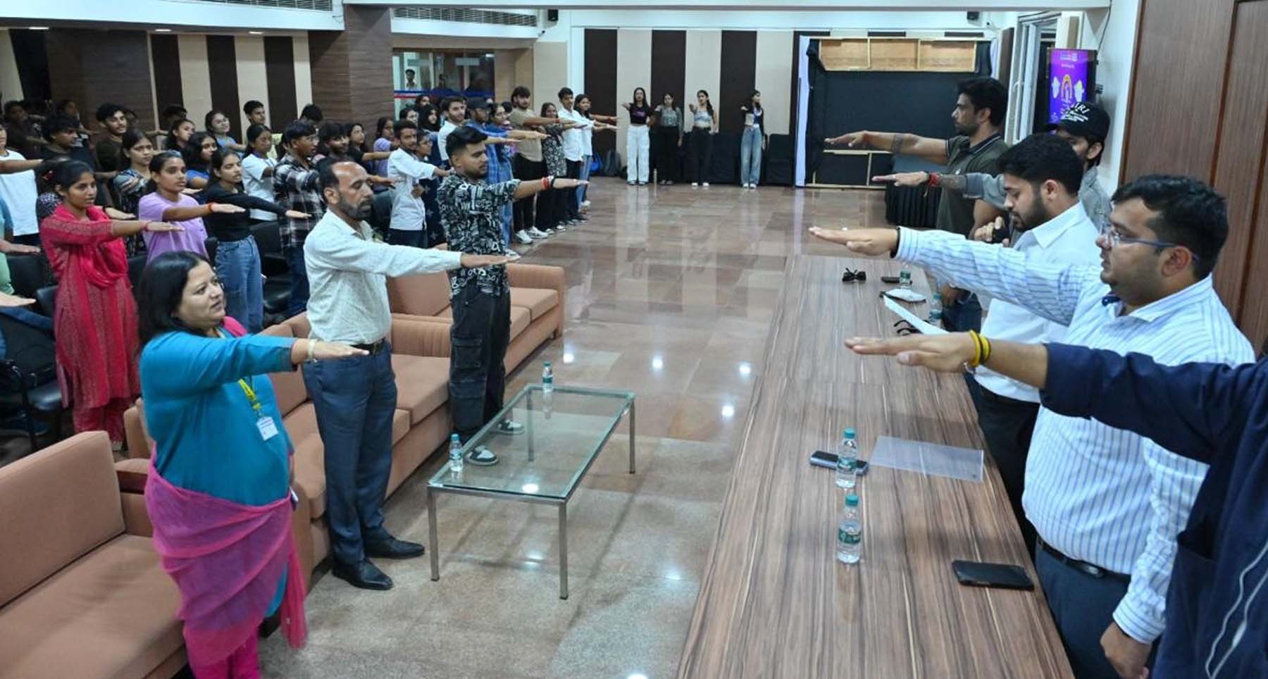 फोटो नंबर-04: के.आर. मंगलम विश्वविद्यालय में मतदाता जागरुकता कार्यक्रम में शपथ दिलाते एडीसी। फोटो नंबर-04: के.आर. मंगलम विश्वविद्यालय में मतदाता जागरुकता कार्यक्रम में शपथ दिलाते एडीसी।