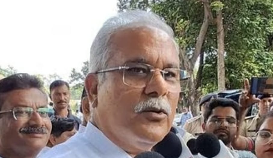जेल में मुलाकात के बाद पत्रकारों से चर्चा के दौरान पूर्व मुख्यमंत्री बघेल जेल में मुलाकात के बाद पत्रकारों से चर्चा के दौरान पूर्व मुख्यमंत्री बघेल