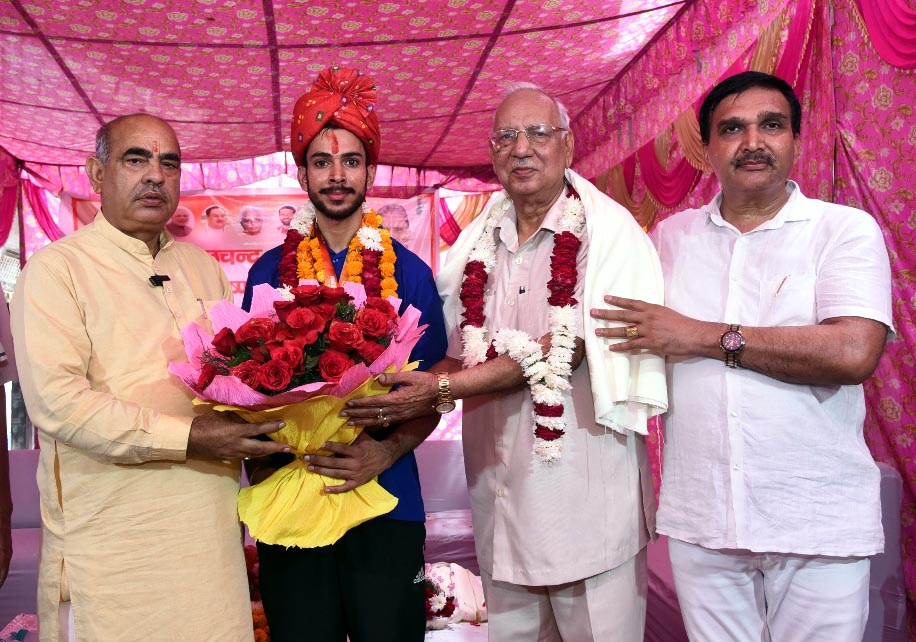 निशानेबाज शुभम् वशिष्ठ का स्वागत करते मंत्री मूलचंद शर्मा व शिक्षाविद सीबी रावल निशानेबाज शुभम् वशिष्ठ का स्वागत करते मंत्री मूलचंद शर्मा व शिक्षाविद सीबी रावल