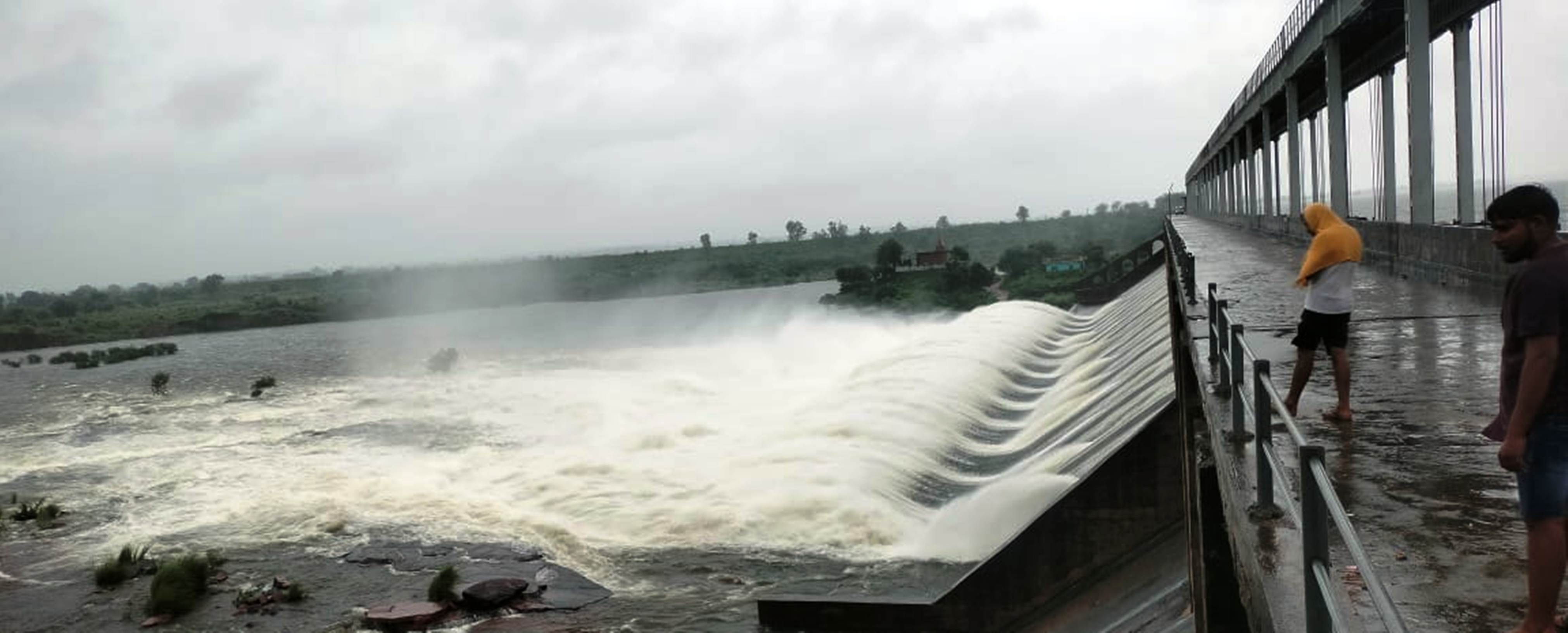 धौलपुर जिले में बारिश से हाहाकार,उर्मिला सागर बांध पर चली चादर