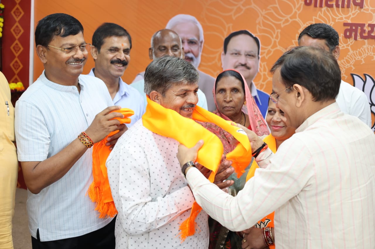 Congress councilors of Satna took membership of BJP Congress councilors of Satna took membership of BJP