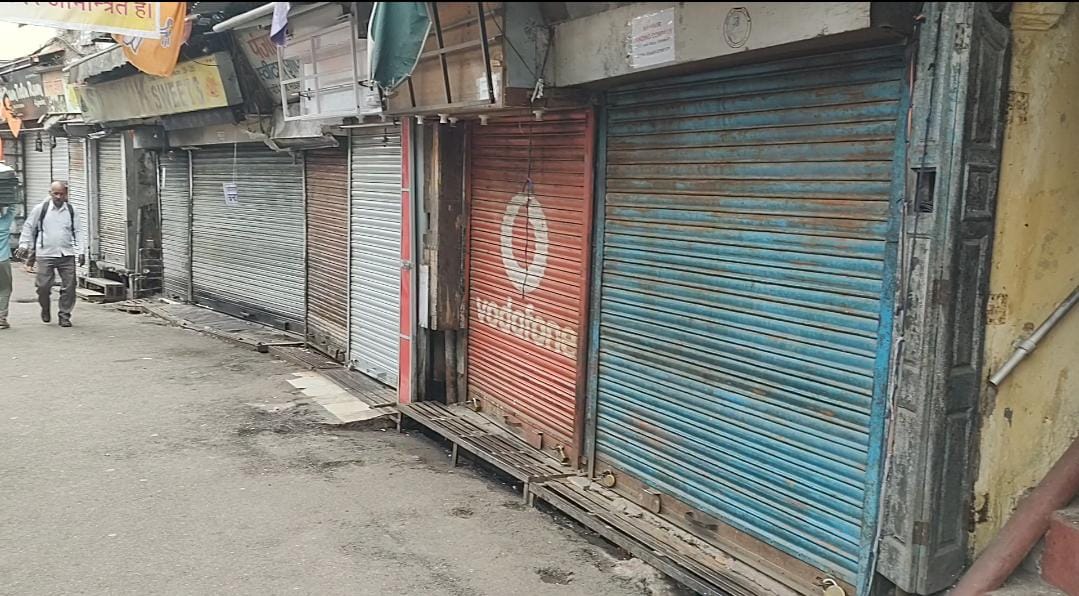 शिमला के बाजारों में दुकानों पर लटके ताले शिमला के बाजारों में दुकानों पर लटके ताले