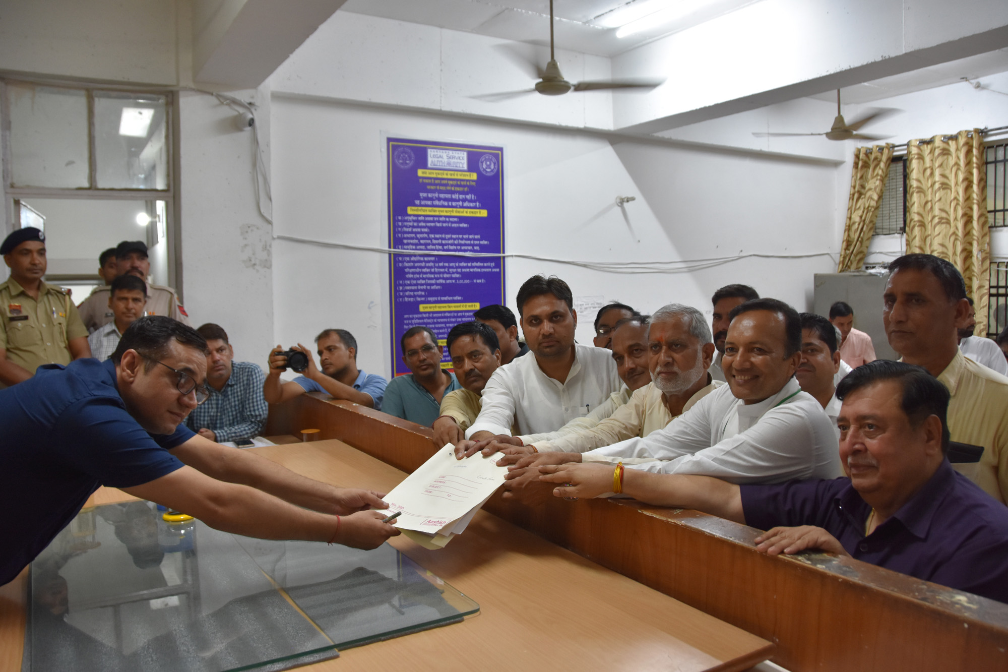 भाजपा उम्मीदवार लीलाराम के साथ कुरुक्षेत्र के सांसद नवीन जिंदल नामांकन पत्र दाखिल करते हुए भाजपा उम्मीदवार लीलाराम के साथ कुरुक्षेत्र के सांसद नवीन जिंदल नामांकन पत्र दाखिल करते हुए
