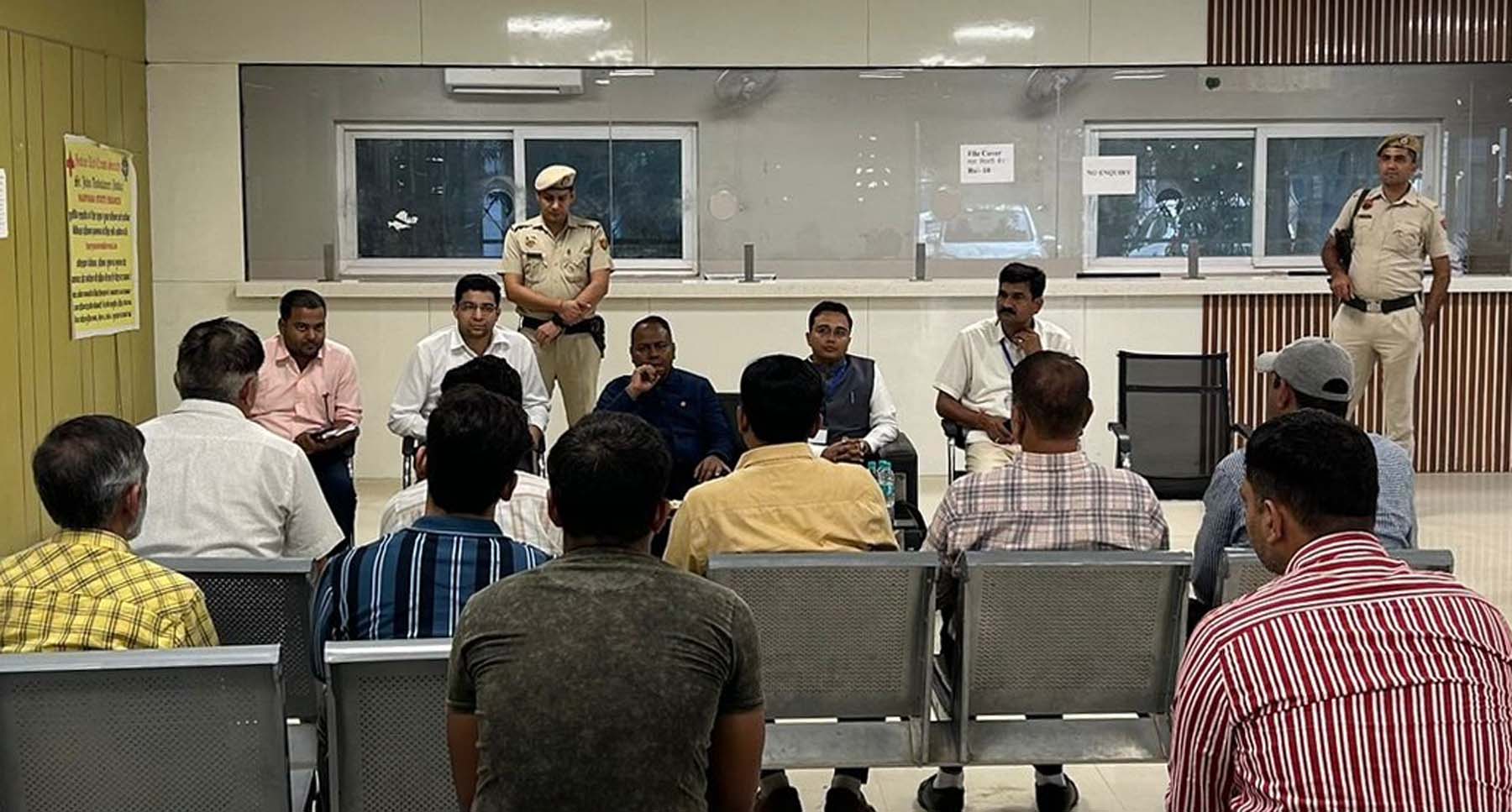 फोटो नंबर-03: विधानसभा आम चुनाव को लेकर अधिकारियों की बैठक लेते बादशाहपुर के व्यय पर्यवेक्षक।