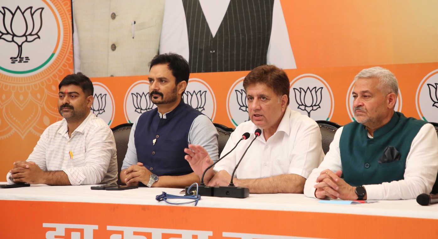 जम्मू-कश्मीर मोदी का हैं और सदा रहेगा: भाजपा; कहा एनसी-कांग्रेस ने कश्मीर में बंदूक संस्कृति लाई; आतंकवाद और अलगाववाद को बढ़ावा दिया जम्मू-कश्मीर मोदी का हैं और सदा रहेगा: भाजपा; कहा एनसी-कांग्रेस ने कश्मीर में बंदूक संस्कृति लाई; आतंकवाद और अलगाववाद को बढ़ावा दिया
