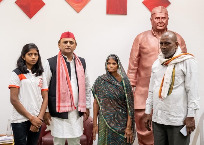 अखिलेश यादव से मिलते मंगेश यादव के परिजन अखिलेश यादव से मिलते मंगेश यादव के परिजन