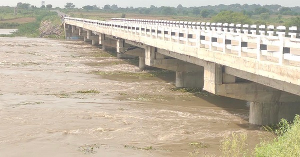 मुरैना में भारी बारिश के चलते पगारा, कोतवाल, पिलुआ बांधों के 15 वर्ष बाद गेट खुलने से आया पानी का सैलाव मुरैना में भारी बारिश के चलते पगारा, कोतवाल, पिलुआ बांधों के 15 वर्ष बाद गेट खुलने से आया पानी का सैलाव