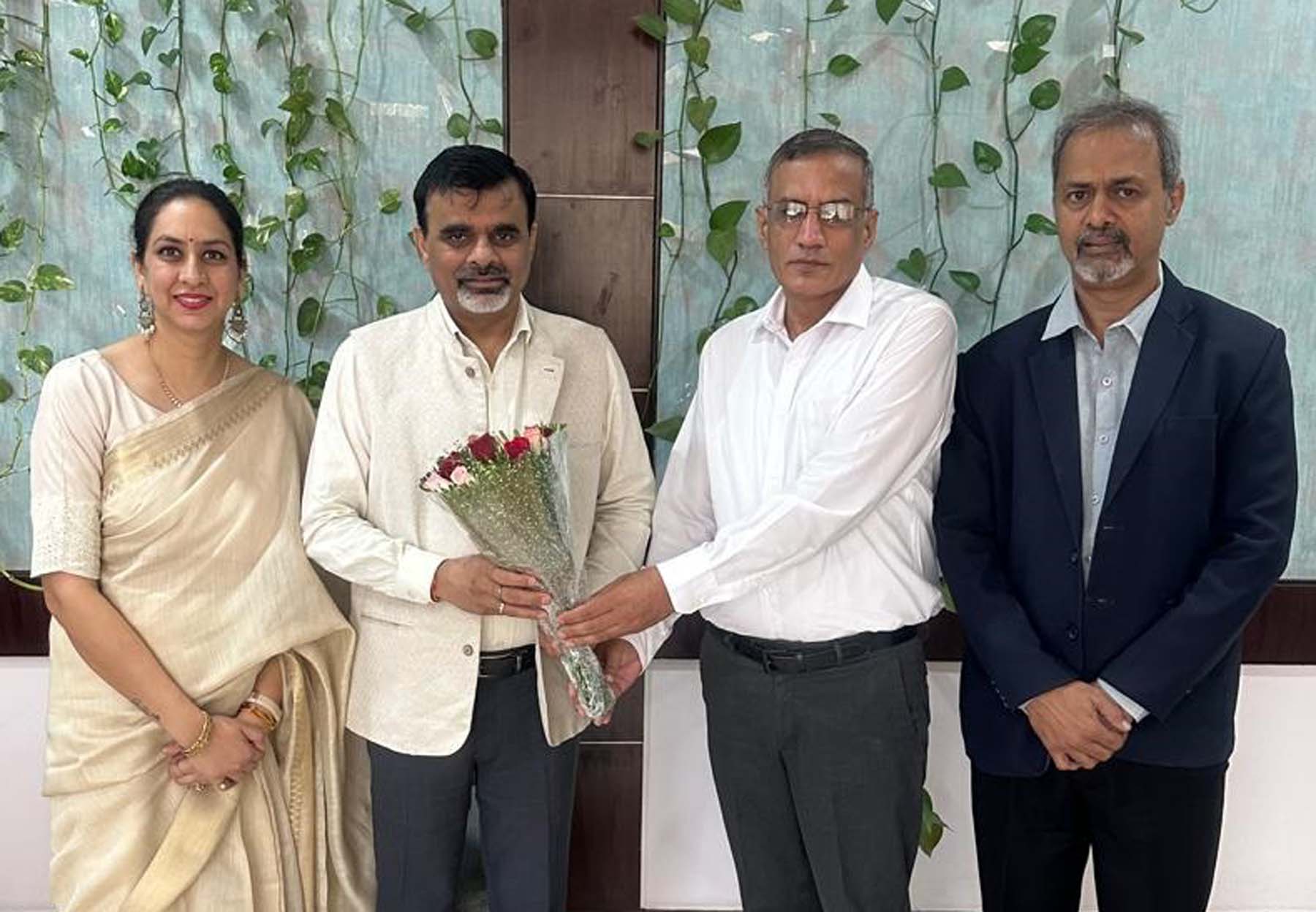 फोटो नंबर-02: हिंदी दिवस के उपलक्ष्य में आयोजित कार्यक्र में मुख्य अतिथि सचिव जिला विधिक सेवाएं प्राधिकरण गुरुग्राम रमेश चंद्र का स्वागत करते सुशांत विश्वविद्यालय के अधिकारी। फोटो नंबर-02: हिंदी दिवस के उपलक्ष्य में आयोजित कार्यक्र में मुख्य अतिथि सचिव जिला विधिक सेवाएं प्राधिकरण गुरुग्राम रमेश चंद्र का स्वागत करते सुशांत विश्वविद्यालय के अधिकारी।