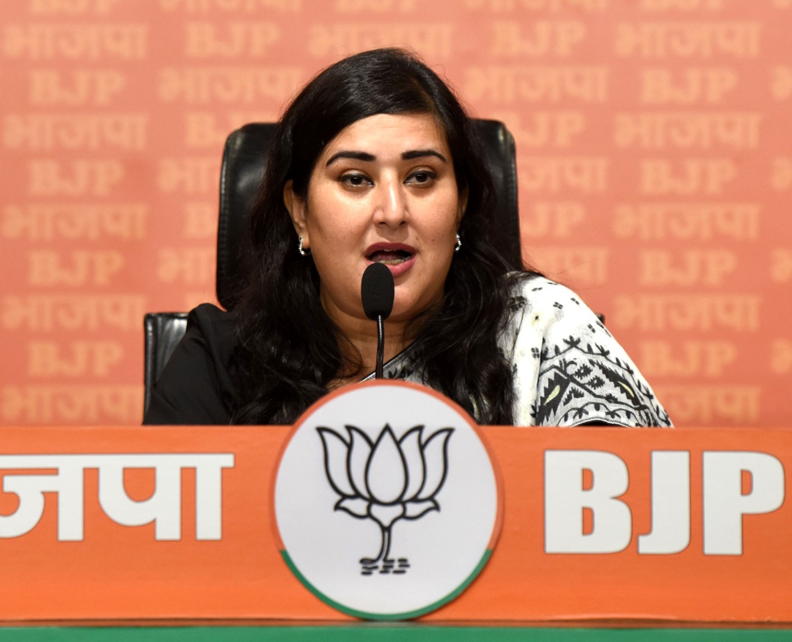 भाजपा सांसद बांसुरी स्वराज प्रेसवार्ता को संबोधित करते हुए भाजपा सांसद बांसुरी स्वराज प्रेसवार्ता को संबोधित करते हुए