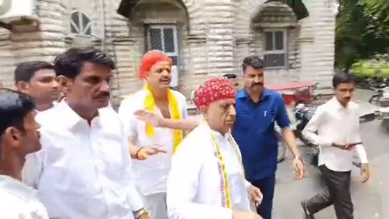 चित्तौड़गढ़ में केंद्रीय मंत्री के कार्यक्रम के दौरान दिखी हड़बड़ाहट की स्थिति। चित्तौड़गढ़ में केंद्रीय मंत्री के कार्यक्रम के दौरान दिखी हड़बड़ाहट की स्थिति।
