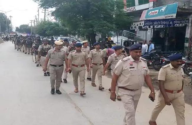 धारूहेड़ा में फ्लैग मार्च निकालते पुलिस व सीआरपीएफ के जवान