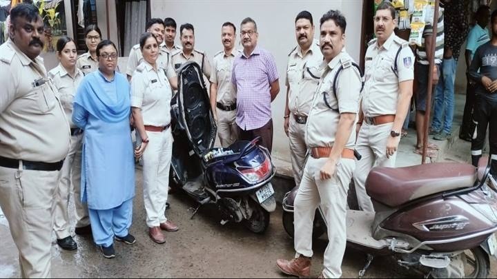 इंदौरः आबकारी विभाग द्वारा अवैध शराब जप्त इंदौरः आबकारी विभाग द्वारा अवैध शराब जप्त