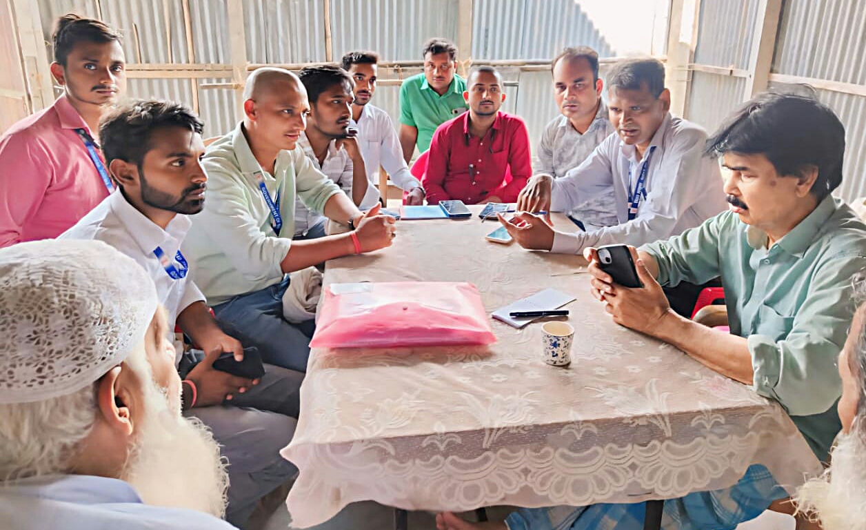 बैठक करते हुए विधायक महबूब आलम बैठक करते हुए विधायक महबूब आलम
