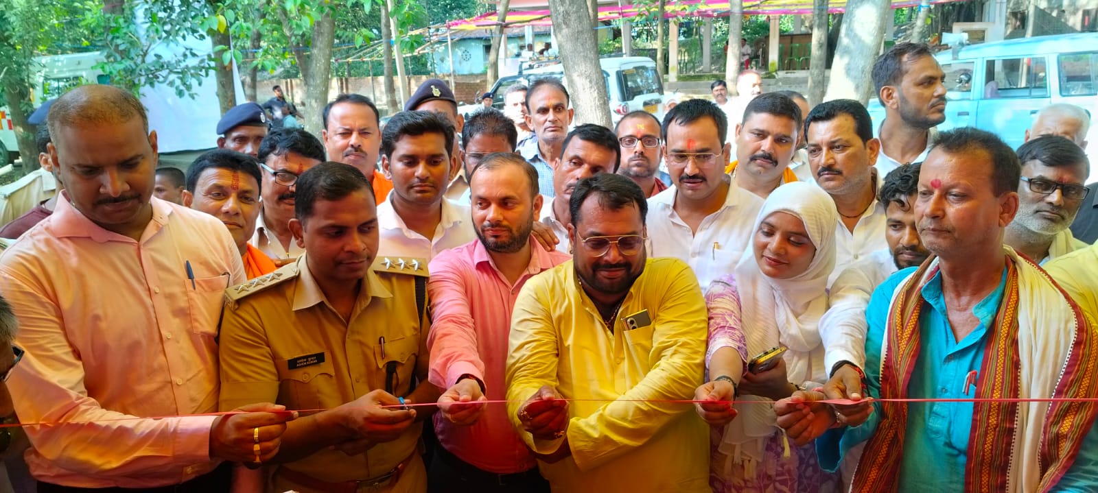 संगम घाट कांवरिया सेवा शिविर का उद्धाटन करते अधिकारी व समाजसेवी संगम घाट कांवरिया सेवा शिविर का उद्धाटन करते अधिकारी व समाजसेवी