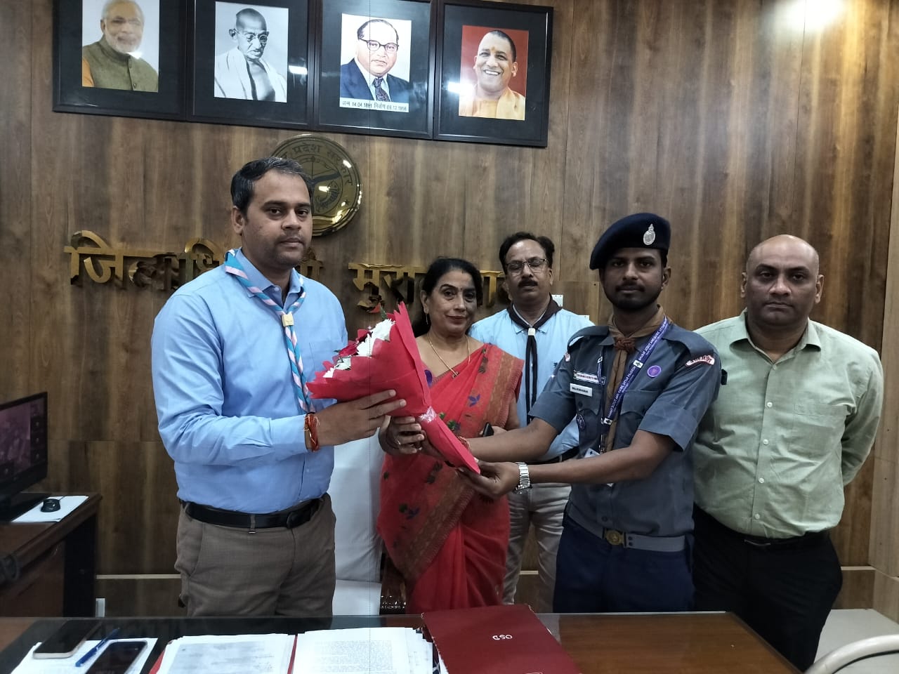मुरादाबाद के जिलाधिकारी अनुज कुमार सिंह काे बुकें देता स्काउट मुरादाबाद के जिलाधिकारी अनुज कुमार सिंह काे बुकें देता स्काउट
