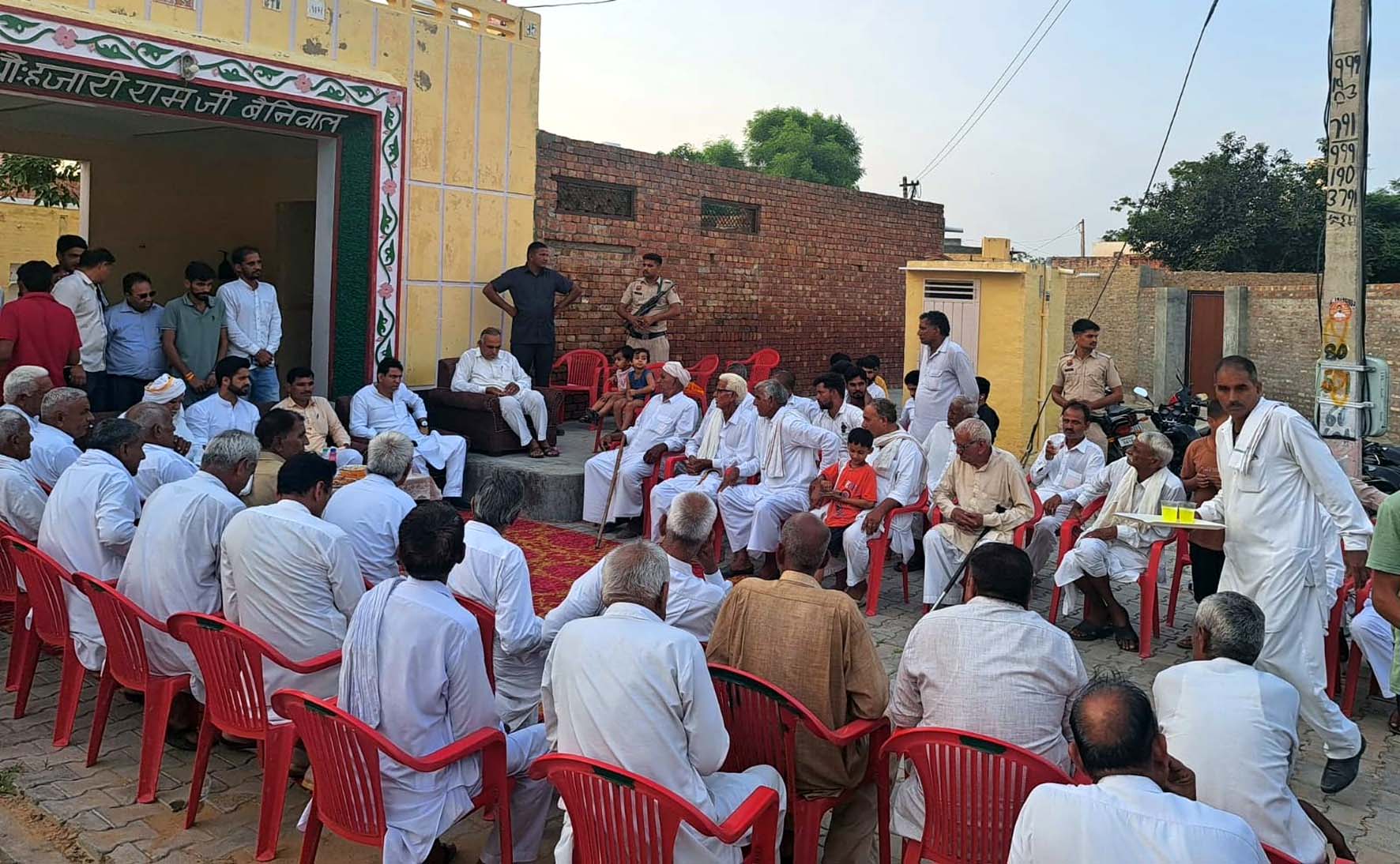 ग्रामीणों से बातचीत करते भाजपा उम्मीदवार भव्य बिश्नोई। ग्रामीणों से बातचीत करते भाजपा उम्मीदवार भव्य बिश्नोई।