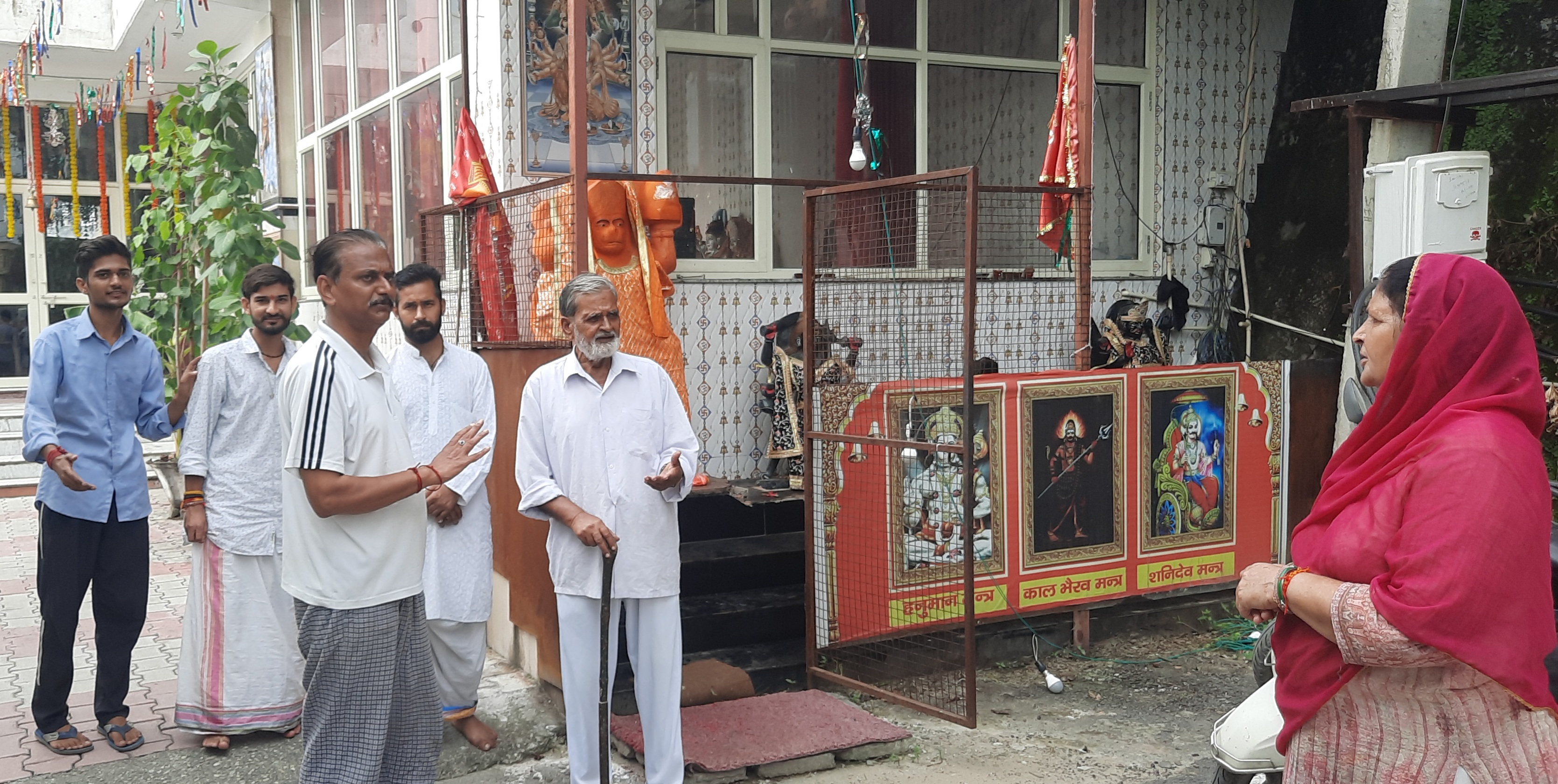 भगवान परशुराम मंदिर की बिजली काटने पर भड़के लोग भगवान परशुराम मंदिर की बिजली काटने पर भड़के लोग