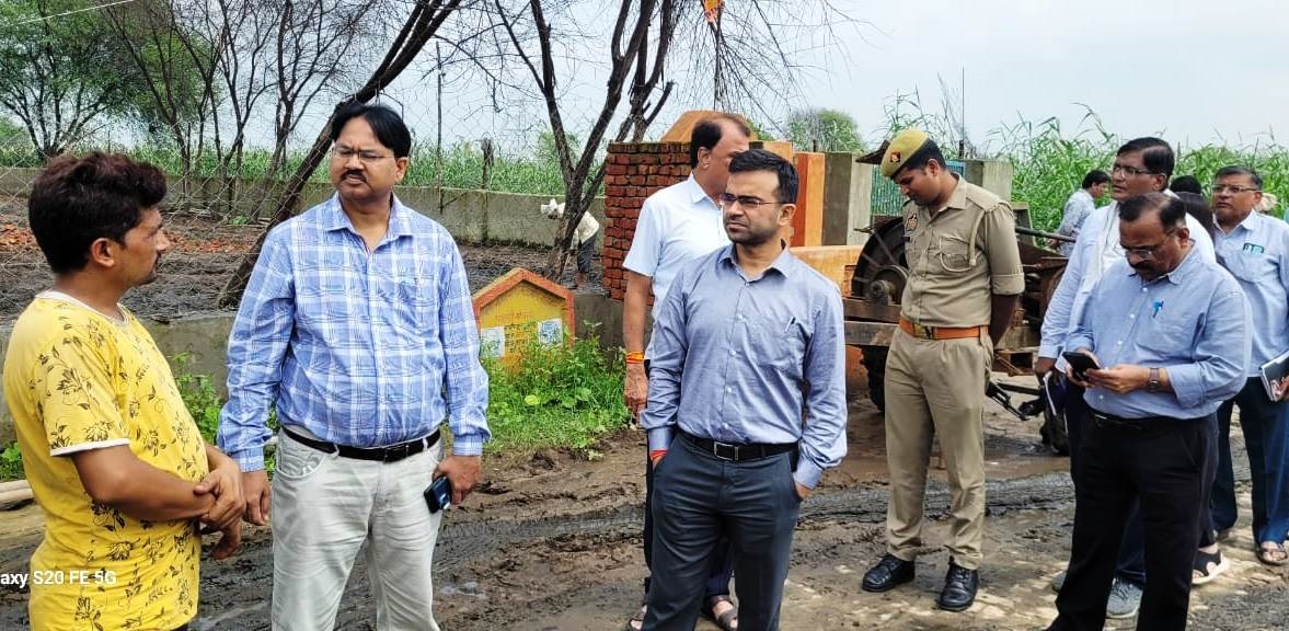 गाैशाला का जायजा लेते जिलाधिकारी व उपस्थित अन्य गाैशाला का जायजा लेते जिलाधिकारी व उपस्थित अन्य